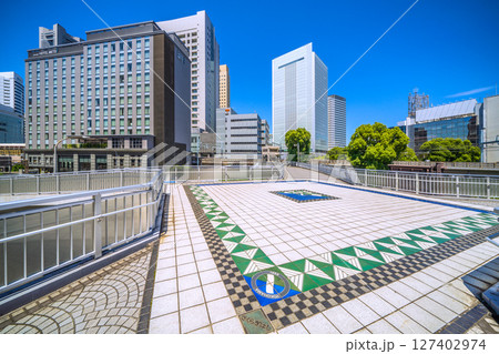 日本の横浜都市景観 桜木町駅 新南口(市役所口)やホテルメッツ、横浜市役所などを桜木橋から望む 日本の横浜都市景観 桜木町駅 新南口(市役所口)やホテルメッツ、横浜市役所などを桜木橋から望む 127402974