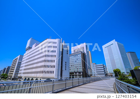 日本の横浜都市景観 桜木町駅 新南口(市役所口)やホテルメッツ、横浜市役所などを桜木橋から望む 日本の横浜都市景観 桜木町駅 新南口(市役所口)やホテルメッツ、横浜市役所などを桜木橋から望む 127403154