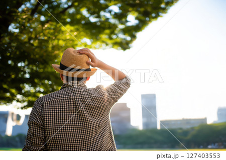 男性と樹木 127403553