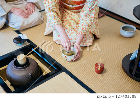 茶道体験をする着物姿の20代女性 127403589