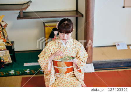 茶道体験をする着物姿の20代女性 茶道体験をする着物姿の20代女性 127403595