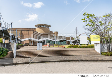 富山県高岡市　高岡市美術館 127403678