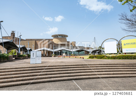 富山県高岡市　高岡市美術館 127403681