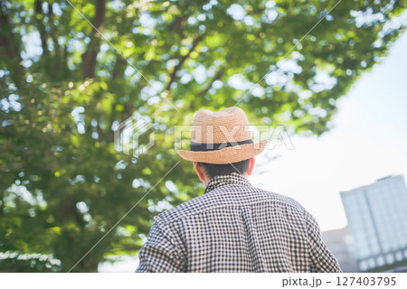 男性と樹木 男性と樹木 127403795