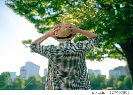 男性と樹木 127403802