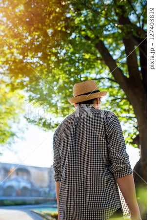 男性と樹木 127403819