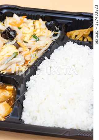 美味しい豚肉と野菜のたまご炒め中華弁当 127403823