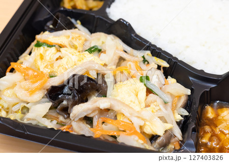 美味しい豚肉と野菜のたまご炒め中華弁当 美味しい豚肉と野菜のたまご炒め中華弁当 127403826