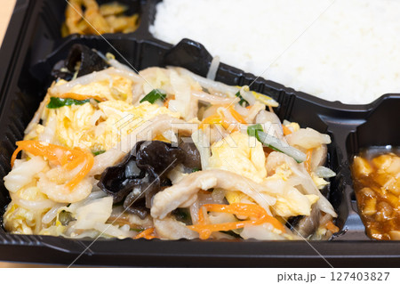 美味しい豚肉と野菜のたまご炒め中華弁当 127403827