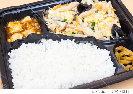 美味しい豚肉と野菜のたまご炒め中華弁当 127403831