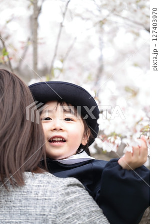 桜と入園式を迎えた3歳の女の子と母親 桜と入園式を迎えた3歳の女の子と母親 127403970