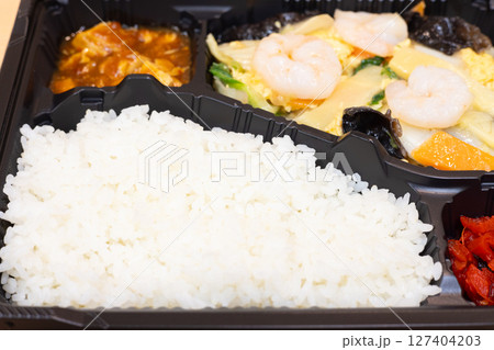 美味しい海老と野菜の塩炒め中華弁当 127404203