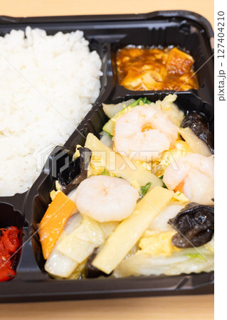 美味しい海老と野菜の塩炒め中華弁当 127404210