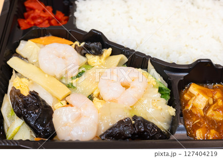 美味しい海老と野菜の塩炒め中華弁当 127404219