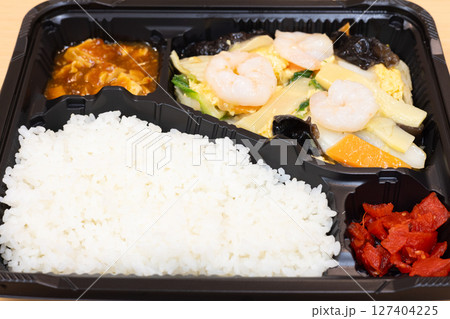 美味しい海老と野菜の塩炒め中華弁当 127404225