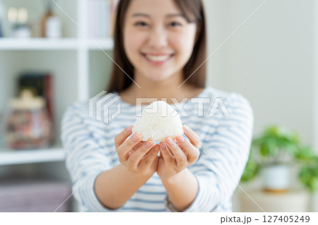 おにぎりを食べる若い女性 おにぎりを食べる若い女性 127405249