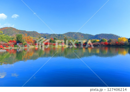 【京都府】シンメトリーな紅葉の大覚寺（大沢池） 127406214
