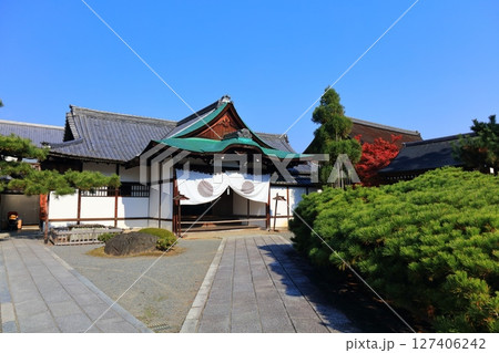 【京都府】快晴の大覚寺の式台玄関 127406242