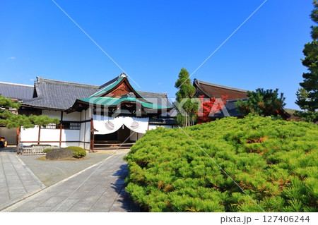 【京都府】快晴の大覚寺の式台玄関 127406244