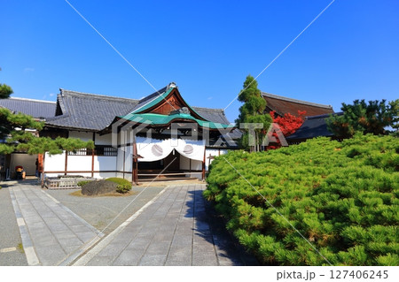 【京都府】快晴の大覚寺の式台玄関 127406245
