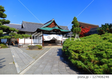 【京都府】快晴の大覚寺の式台玄関 127406246