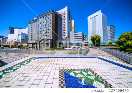 日本の横浜都市景観 JR貨物EF210形電気機関車や桜木町駅 新南口・市役所口、横浜市役所などを望む 日本の横浜都市景観 JR貨物EF210形電気機関車や桜木町駅 新南口・市役所口、横浜市役所などを望む 127406479