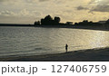 海辺に立つ人物のシルエットと夕暮れの金色の波(横構図) 海辺に立つ人物のシルエットと夕暮れの金色の波(横構図) 127406759
