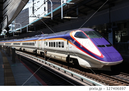 東京駅に停車中の「新幹線E3系電車」 127406897