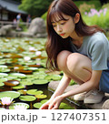 睡蓮の池と少女3 127407351