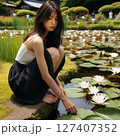 睡蓮の池と美女 127407352