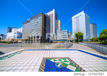 日本の横浜都市景観 桜木町駅　新南口(市役所口）やホテルメッツ、横浜市役所、電車などを桜木橋から望む 127407867