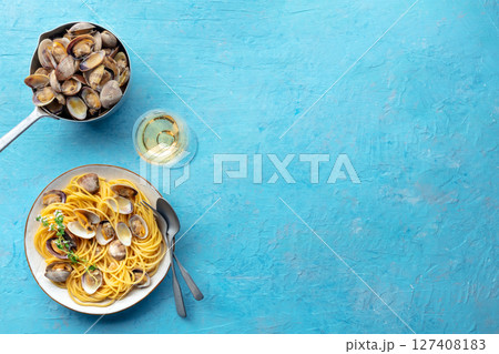 Vongole clams with spaghetti pasta, with white wine, overhead flat lay shot Vongole clams with spaghetti pasta, with white wine, overhead flat lay shot 127408183