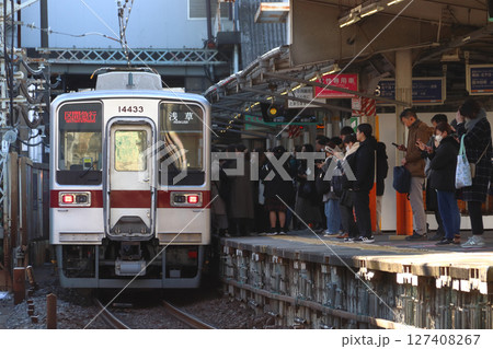 朝の東武スカイツリーライン西新井駅に停車中の10030系電車(東京都足立区) 朝の東武スカイツリーライン西新井駅に停車中の10030系電車(東京都足立区) 127408267