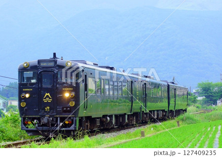 由布院を後にする特急かんぱち号 由布院を後にする特急かんぱち号 127409235