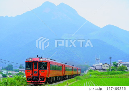 由布院を後にする特急ゆふ 由布院を後にする特急ゆふ 127409236