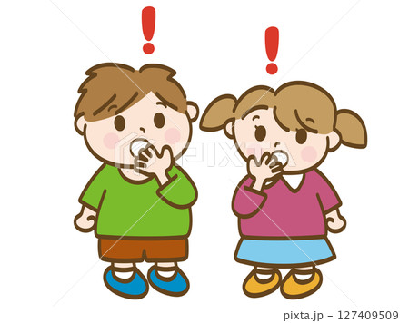 口を塞いでびっくりする男の子と女の子の全身イラスト 127409509