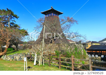 【兵庫県】快晴の辰鼓楼(出石城下町) 【兵庫県】快晴の辰鼓楼(出石城下町) 127409520