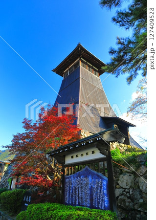 【兵庫県】辰鼓楼と紅葉(出石城下町) 【兵庫県】辰鼓楼と紅葉(出石城下町) 127409528