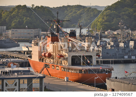 海上自衛隊 砕氷艦 「しらせ」 満艦飾 127409567
