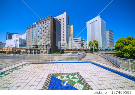 日本の横浜都市景観 桜木町駅 新南口(市役所口)やホテルメッツ、横浜市役所、電車などを桜木橋から望む 日本の横浜都市景観 桜木町駅 新南口(市役所口)やホテルメッツ、横浜市役所、電車などを桜木橋から望む 127409592