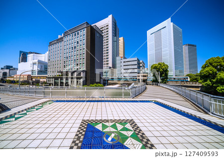 日本の横浜都市景観 桜木町駅　新南口(市役所口）やホテルメッツ、横浜市役所、電車などを桜木橋から望む 127409593