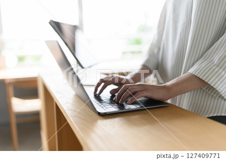 PCと女性 127409771