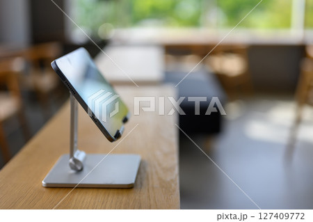 タブレットとスタンド 127409772