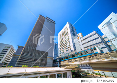 日本の横浜都市景観 桜木町駅 新南口(市役所口)やホテルメッツ、横浜市役所、電車などを桜木橋から望む 日本の横浜都市景観 桜木町駅 新南口(市役所口)やホテルメッツ、横浜市役所、電車などを桜木橋から望む 127409855