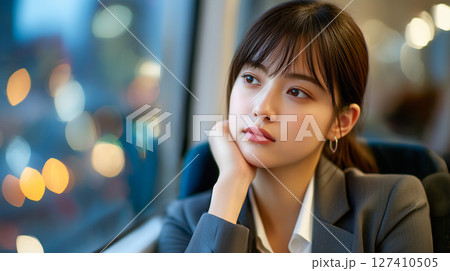 夜景を見つめる女性社員 夜景を見つめる女性社員 127410505