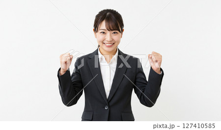 ガッツポーズで応援する新卒女性 127410585