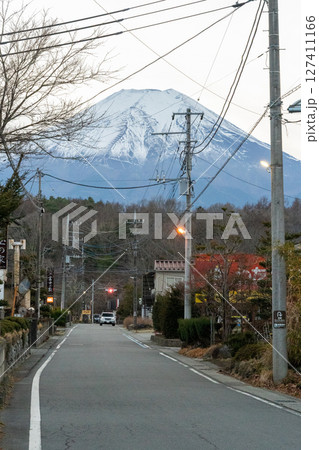 富士山と日本の住宅街の夕景 127411166