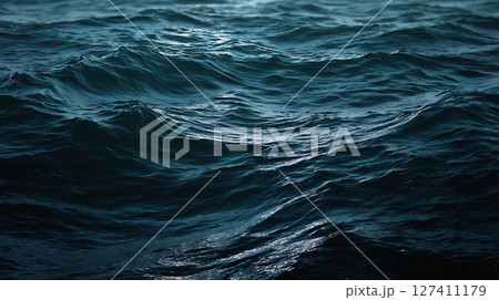 闇と光の境界 ― 静かな海の表情 127411179