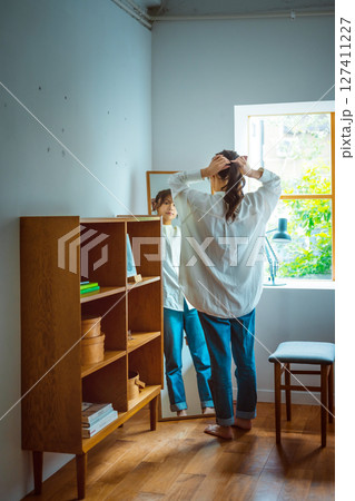 ポニテ　女性 127411227