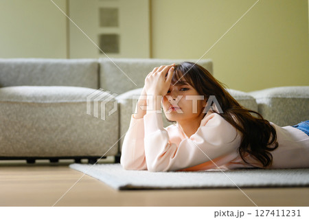 アンニュイ女性 127411231